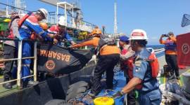 Proses evakuasi ABK korban kebakaran kapal tanker di Gili Tepekong, Karangasem, Bali, Rabu (7/8/2024). (Foto: Dok. Polres Karangasem)