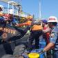 Proses evakuasi ABK korban kebakaran kapal tanker di Gili Tepekong, Karangasem, Bali, Rabu (7/8/2024). (Foto: Dok. Polres Karangasem)