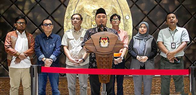 Komisi Pemilihan Umum (KPU) bakal merevisi PKPU tentang pencalonan gubernur, bupati, dan wali kota imbas putusan Mahkamah Konstitusi (MK) terkait syarat mencalonkan kepala daerah. (CNNIndonesia/Adi Maulana Ibrahim)
