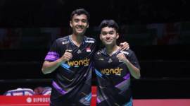 Leo/Bagas mengalahkan Ahsan/Hendra dengan skor 21-10 di gim kedua. Mereka pun lolos ke babak 16 besar. (Arsip PBSI)