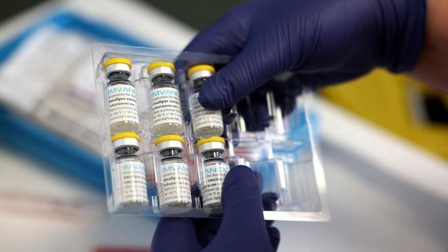 
Kemenkes menyiapkan vaksinasi untuk mengantisipasi wabah cacar monyet atau Mpox yang telah ditetapkan WHO sebagai darurat kesehatan global. (Foto: Getty Images/Hollie Adams)