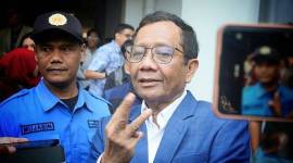 
Eks Ketua Mahkamah Konstitusi Mahfud MD mengatakan KPU harus segera melaksanakan putusan MK yang mengubah syarat pencalonan agar bisa berlaku di Pilkada 2024. (CNN Indonesia/Tunggul)