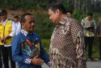 
Ketua Umum Partai Golkar Bahlil Lahadalia bersama Airlangga Hartarto beberapa waktu lalu. (ANTARA FOTO/SIGID KURNIAWAN)
