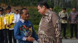 
Ketua Umum Partai Golkar Bahlil Lahadalia bersama Airlangga Hartarto beberapa waktu lalu. (ANTARA FOTO/SIGID KURNIAWAN)
