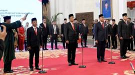Presiden Joko Widodo secara resmi melantik tiga jabatan menteri dan satu wakil menteri Kabinet Indonesia Maju dalam sisa masa jabatan periode tahun 2019-2024, pada Senin, 19 Agustus 2024 di Istana Negara, Jakarta. (Foto: BPMI Setpres/Rusman)