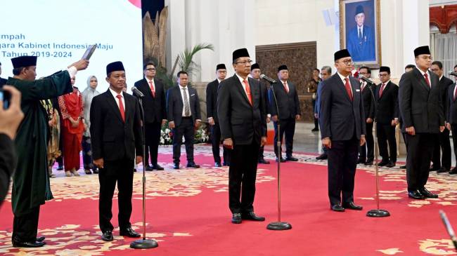 Presiden Joko Widodo secara resmi melantik tiga jabatan menteri dan satu wakil menteri Kabinet Indonesia Maju dalam sisa masa jabatan periode tahun 2019-2024, pada Senin, 19 Agustus 2024 di Istana Negara, Jakarta. (Foto: BPMI Setpres/Rusman)