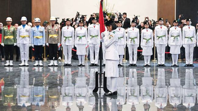 Foto Ilustrasi. KPAI menyesalkan 'tragedi pemaksaan keyakinan' oleh lembaga yang diminta mengomandoi nilai luhur Pancasila terkait Paskibraka berhijab harus lepas jilbab. (ANTARA FOTO/SIGID KURNIAWAN)