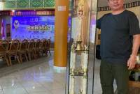 Ketua PWI Kalsel, Zainal Helmie dengan piala bergilir Presiden RI