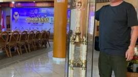 Ketua PWI Kalsel, Zainal Helmie dengan piala bergilir Presiden RI