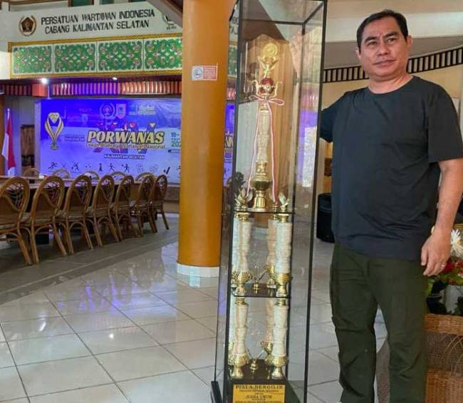 Ketua PWI Kalsel, Zainal Helmie dengan piala bergilir Presiden RI