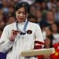 Gregoria Mariska Tunjung melihat ke arah medali perunggu yang didapatnya dalam seremoni penyerahan medali tunggal putri badminton Olimpiade 2024 Paris di Porte de La Chapelle Arena, Paris, Senin (5/8/2024). (REUTERS/Ann Wang)
