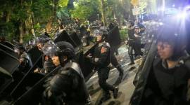 Aparat kepolisian membubarkan massa aksi yang menolak RUU Pilkada di depan Gedung MPR/DPR, Senayan, Jakarta, Kamis (22/8/2024). (CNN Indonesia/Adi Ibrahim)