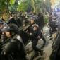 Aparat kepolisian membubarkan massa aksi yang menolak RUU Pilkada di depan Gedung MPR/DPR, Senayan, Jakarta, Kamis (22/8/2024). (CNN Indonesia/Adi Ibrahim)