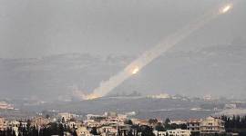 Milisi Hizbullah di Lebanon selatan mengklaim telah menembakkan lebih dari 320 roket Katyusha ke 11 pangkalan dan barak militer Israel pada MInggu (25/8/2024). (Foto: AFP/SAMUEL ARANDA)