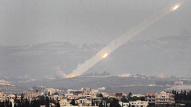Milisi Hizbullah di Lebanon selatan mengklaim telah menembakkan lebih dari 320 roket Katyusha ke 11 pangkalan dan barak militer Israel pada MInggu (25/8/2024). (Foto: AFP/SAMUEL ARANDA)
