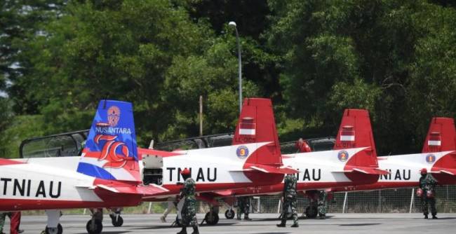 Sejumlah pesawat TAJ yang berada di depan hanggar Lanud Dhomber Bandara SAMS Sepinggan Kota Balikpapan, Provinsi Kalimantan Timur siap unjuk kebolehan di langit Kota Nusantara (SuarIndonesia/Antara/M RIsyal Hidayat)