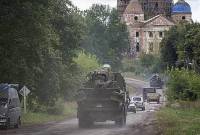 Kendaraan militer melaju di dekat perbatasan Rusia-Ukraina di wilayah Sumy, Ukraina pada Selasa (13/8/2024). (AP/©Evgeniy Maloletka)