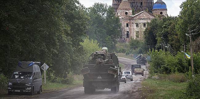 Kendaraan militer melaju di dekat perbatasan Rusia-Ukraina di wilayah Sumy, Ukraina pada Selasa (13/8/2024). (AP/©Evgeniy Maloletka)