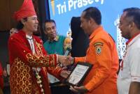 Kepala Stasiun  RRI Banjarmasin, Bambang Dwiana SSos MM, menyerahkan piagam penghargaan kepada Kepala BPBD Provinsi Kalsel, Rabu (11/9/2024) (SuarIndonesia/Ist)
