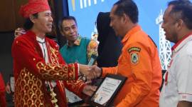 Kepala Stasiun  RRI Banjarmasin, Bambang Dwiana SSos MM, menyerahkan piagam penghargaan kepada Kepala BPBD Provinsi Kalsel, Rabu (11/9/2024) (SuarIndonesia/Ist)
