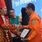 Kepala Stasiun  RRI Banjarmasin, Bambang Dwiana SSos MM, menyerahkan piagam penghargaan kepada Kepala BPBD Provinsi Kalsel, Rabu (11/9/2024) (SuarIndonesia/Ist)
