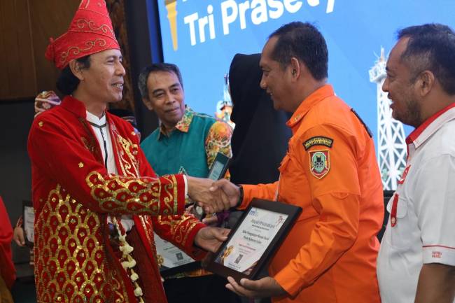 Kepala Stasiun  RRI Banjarmasin, Bambang Dwiana SSos MM, menyerahkan piagam penghargaan kepada Kepala BPBD Provinsi Kalsel, Rabu (11/9/2024) (SuarIndonesia/Ist)
