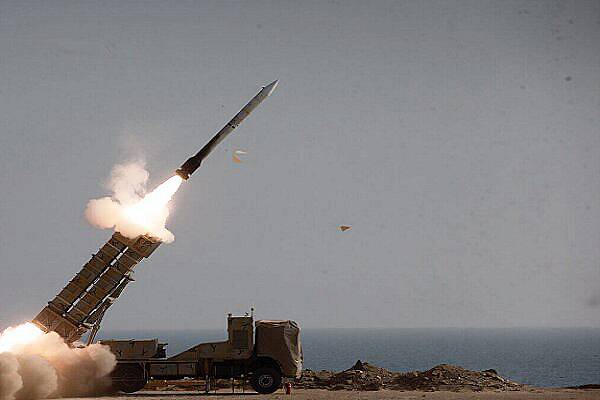 Serangan balasan Yaman terbaru terhadap Tel Aviv telah mengungkap kelemahan dalam sistem rudal Israel karena pertahanan udara rezim tersebut gagal menghancurkan rudal balistik, menurut laporan Israel. (Reuters)