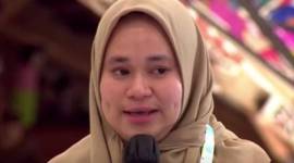 Salah satu volunter dari Scholas Occurrentes bernama Ana Nuraulia, guru berjilbab asal Buton, Sulteng, menangis haru saat bertemu Paus Fransiskus di Gereja Katedral. (YouTube Komsos Katedral Jakarta)