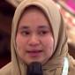 Salah satu volunter dari Scholas Occurrentes bernama Ana Nuraulia, guru berjilbab asal Buton, Sulteng, menangis haru saat bertemu Paus Fransiskus di Gereja Katedral. (YouTube Komsos Katedral Jakarta)