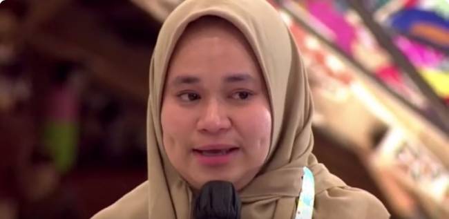 Salah satu volunter dari Scholas Occurrentes bernama Ana Nuraulia, guru berjilbab asal Buton, Sulteng, menangis haru saat bertemu Paus Fransiskus di Gereja Katedral. (YouTube Komsos Katedral Jakarta)
