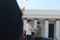 Presiden RI Joko Widodo bersama calon presiden terpilih pada Pemilu 2024 Prabowo Subianto berbincang di halaman Istana Negara IKN, Kalimantan Timur, Kamis (12/9/2024). (ANTARA/RanggaPanduAsmaraJingga)