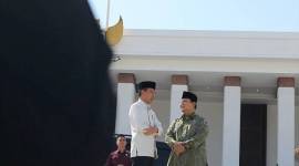 Presiden RI Joko Widodo bersama calon presiden terpilih pada Pemilu 2024 Prabowo Subianto berbincang di halaman Istana Negara IKN, Kalimantan Timur, Kamis (12/9/2024). (ANTARA/RanggaPanduAsmaraJingga)