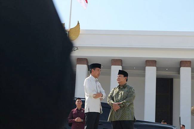 Presiden RI Joko Widodo bersama calon presiden terpilih pada Pemilu 2024 Prabowo Subianto berbincang di halaman Istana Negara IKN, Kalimantan Timur, Kamis (12/9/2024). (ANTARA/RanggaPanduAsmaraJingga)