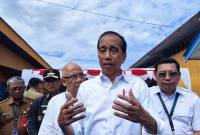 Presiden Joko Widodo (Jokowi) memberikan keterangan pers usai meninjau persediaan beras di Kompleks Pergudangan Tanah Grogot, Kabupaten Paser, Kalimantan Timur, Kamis (26/9/2024). (ANTARA/Mentari Dwi Gayati)