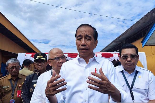 Presiden Joko Widodo (Jokowi) memberikan keterangan pers usai meninjau persediaan beras di Kompleks Pergudangan Tanah Grogot, Kabupaten Paser, Kalimantan Timur, Kamis (26/9/2024). (ANTARA/Mentari Dwi Gayati)