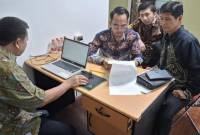 Tersangka MS (berkaca mata) pada waktu pemeriksaan di Kejati Kalsel (SuarIndonesia/Ist)