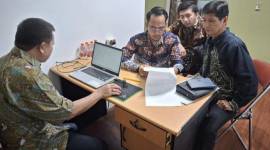 Tersangka MS (berkaca mata) pada waktu pemeriksaan di Kejati Kalsel (SuarIndonesia/Ist)