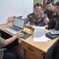Tersangka MS (berkaca mata) pada waktu pemeriksaan di Kejati Kalsel (SuarIndonesia/Ist)