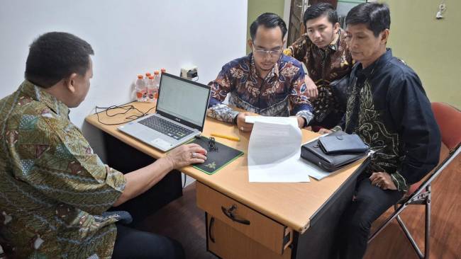 Tersangka MS (berkaca mata) pada waktu pemeriksaan di Kejati Kalsel (SuarIndonesia/Ist)