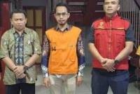 Tersangka MS pada waktu dilakukan penahanan penyidik Kejati Kalsel pada )Jumat (30/8/2024. SuarIndonesia/Ist)