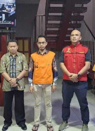Tersangka MS pada waktu dilakukan penahanan penyidik Kejati Kalsel pada )Jumat (30/8/2024. SuarIndonesia/Ist)
