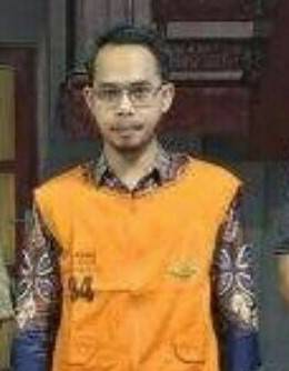 Tersangka perkara dugaan korupsi, MS (rompi orange) yang resmi ditahan oleh penyidik Bidang Pidsus Kejati Kalsel (SuarIndonesia/Ist)