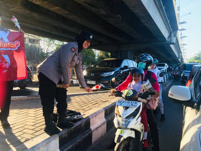 Anggota polwan ini jiga menyelipkan pesan keamanan dan ketertiban masyarakat (Kamtibmas). Senin (2/9/2024) (SuarIndonesia/YI)