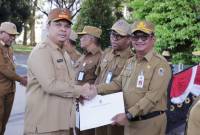 Sekdaprov Kalsel, Roy Rizali Anwar, secara simbolis menyerahkan Surat Keputusan (SK) Kenaikan Pangkat Luar Biasa dan SK Kenaikan Pangkat Periode Oktober 2024 kepada sejumlah ASN berprestasi di lingkungan Pemerintah Provinsi, Senin ( 2/9/2024) SuarIndonesia/Adv)