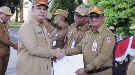 Sekdaprov Kalsel, Roy Rizali Anwar, secara simbolis menyerahkan Surat Keputusan (SK) Kenaikan Pangkat Luar Biasa dan SK Kenaikan Pangkat Periode Oktober 2024 kepada sejumlah ASN berprestasi di lingkungan Pemerintah Provinsi, Senin ( 2/9/2024) SuarIndonesia/Adv)