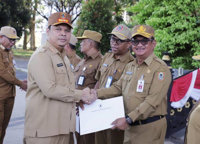 Sekdaprov Kalsel, Roy Rizali Anwar, secara simbolis menyerahkan Surat Keputusan (SK) Kenaikan Pangkat Luar Biasa dan SK Kenaikan Pangkat Periode Oktober 2024 kepada sejumlah ASN berprestasi di lingkungan Pemerintah Provinsi, Senin ( 2/9/2024) SuarIndonesia/Adv)