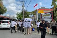 Terkait dugaan ijazah palsu salah seorang anggota DPRD Kalsel terpilih 2024-2029, Mahasiswa yang tergabung dalam Aliansi Mahasiswa untuk Rakyat dan Demokrasi (Amarah) kembali menggelar aksi di depan Dit Reskrimsus Polda Kalsel, Rabu (4/9/2024). (SuarIndonesia/HM)