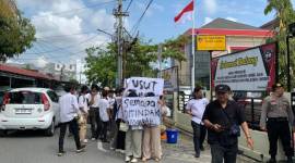 Terkait dugaan ijazah palsu salah seorang anggota DPRD Kalsel terpilih 2024-2029, Mahasiswa yang tergabung dalam Aliansi Mahasiswa untuk Rakyat dan Demokrasi (Amarah) kembali menggelar aksi di depan Dit Reskrimsus Polda Kalsel, Rabu (4/9/2024). (SuarIndonesia/HM)