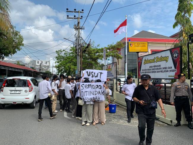 Terkait dugaan ijazah palsu salah seorang anggota DPRD Kalsel terpilih 2024-2029, Mahasiswa yang tergabung dalam Aliansi Mahasiswa untuk Rakyat dan Demokrasi (Amarah) kembali menggelar aksi di depan Dit Reskrimsus Polda Kalsel, Rabu (4/9/2024). (SuarIndonesia/HM)