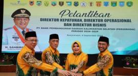 Dirut Bank Kalsel Fachrudin bersama tiga direksi baru dilantik.